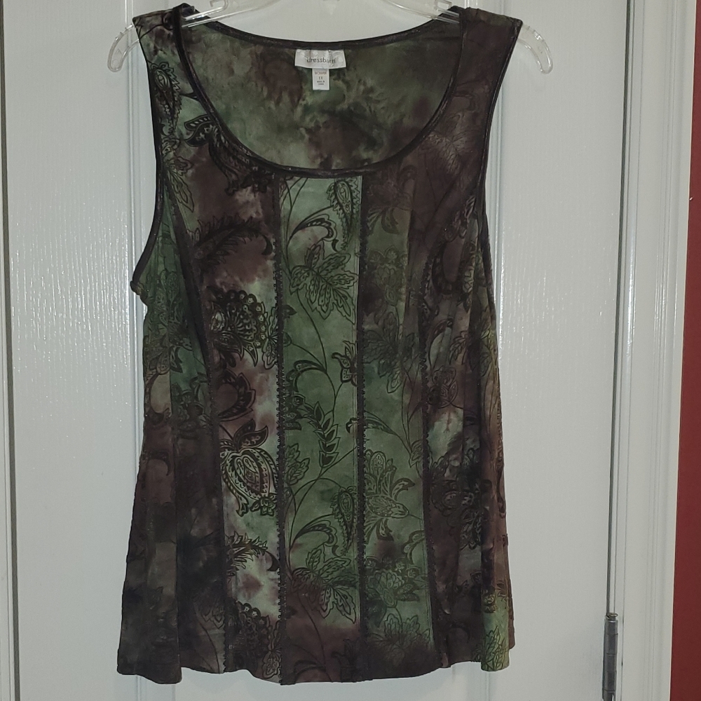 Like new beautiful pattern and color sleeveless blouse